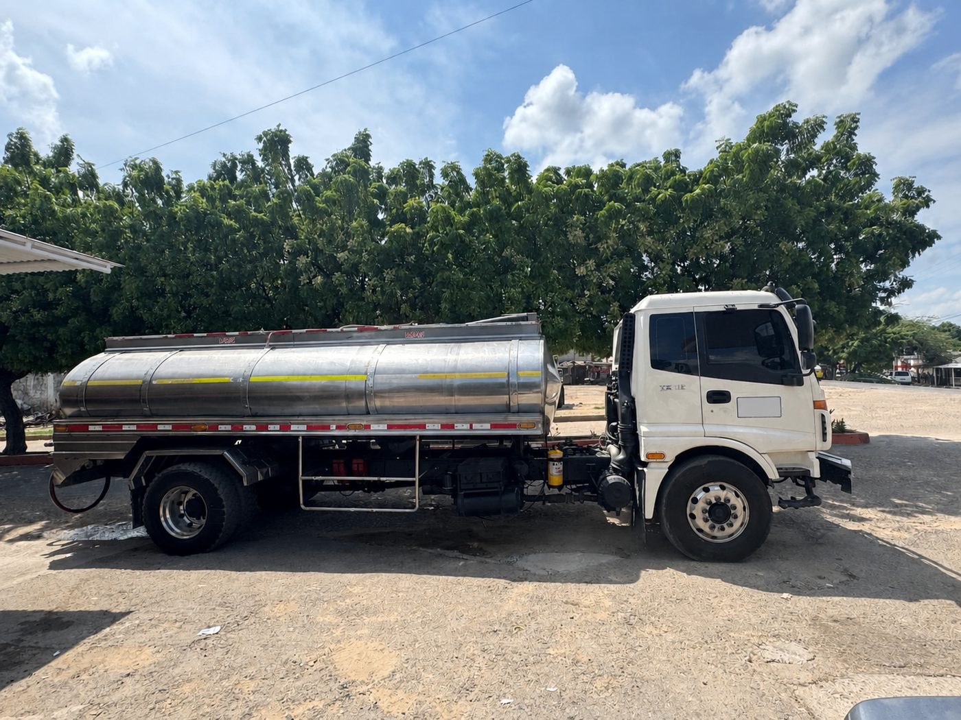 Vehículo cisterna para despacho regional de combustible, con placa protegida